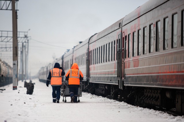 В Сургуте пожилой зацепер остановил поезд, боясь упустить рейс