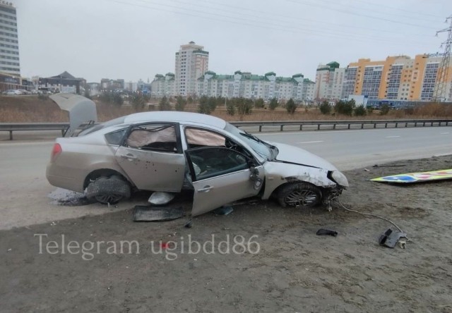 В столице ХМАО автомобиль занесло и отбросило на бордюр, есть погибший