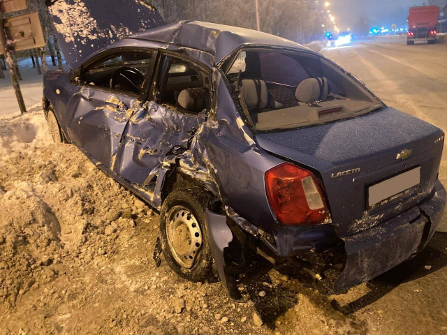 В Нижневартовске большегруз смял легковой автомобиль
