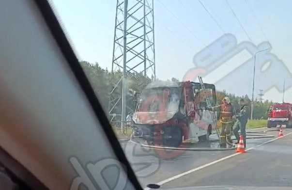На дороге Сургут-Белый Яр дотла сгорела маршрутка На дороге Сургут-Белый Яр дотла сгорела маршрутка