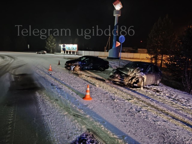 В ХМАО два человека пострадали в жестком ДТП на перекрестке