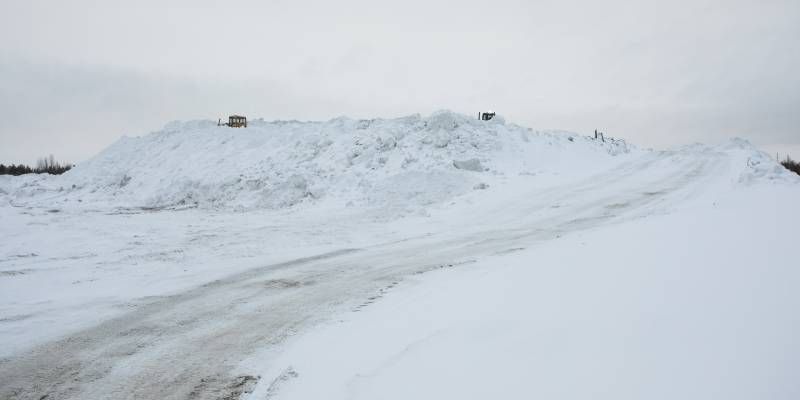 В ХМАО несколько авто выехали на закрытый зимник и застряли