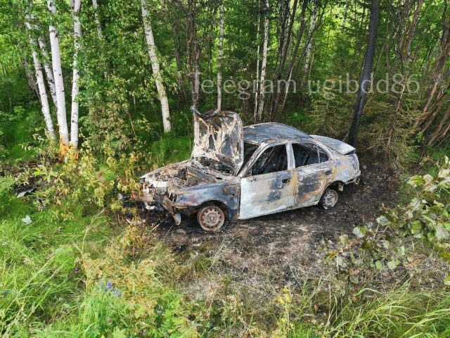 В ХМАО автомобиль вылетел с трассы в кювет и загорелся