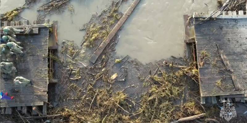 В Тюменской области устроили взрыв на мосту, чтобы пропустить паводковые воды