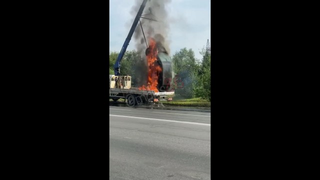 В Сургуте электромобиль загорелся прямо на эвакуаторе. Видео