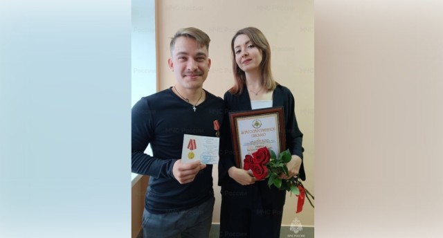 В ХМАО двух молодых учителей наградили за спасение детей на пожаре В ХМАО двух молодых учителей наградили за спасение детей на пожаре