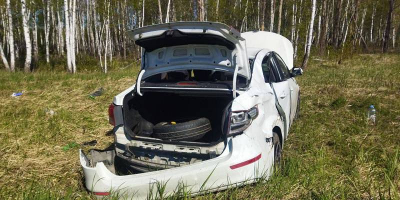 Автомобиль с ехавшей из Сургута семьей перевернулся в Тюменской области, пятеро пострадали