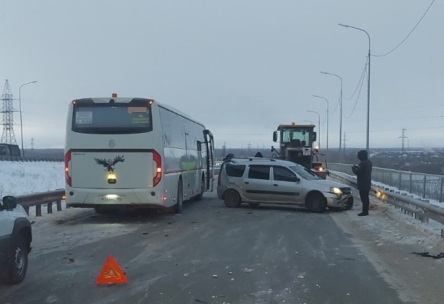 Из-за сразу нескольких ДТП в ХМАО перекрыли мост