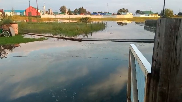 Деревню в ХМАО затопило после ночного шторма, и вода продолжает прибывать. Видео