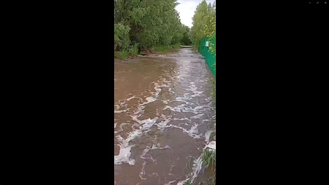 В Нижневартовске дачная дорога превратилась в бурную реку. Видео