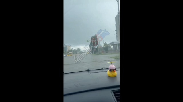 В Сургуте из-за проливных дождей улицы превращаются в реки В Сургуте из-за проливных дождей улицы превращаются в реки