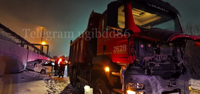 ​В Сургуте человек погиб в страшном ДТП с большегрузом