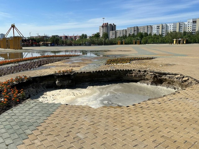На центральной площади Сургута образовался огромный провал