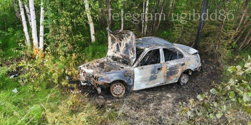 В ХМАО автомобиль вылетел с трассы в кювет и загорелся