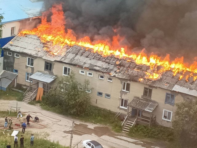 В ХМАО огонь охватил жилой дом и здание почты