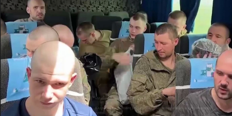 Домой, к семьям: трое бойцов из Югры вернулись домой из украинского плена