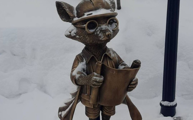 Не простоял и месяца: в Сургуте неизвестные украли памятник, но далеко унести не смогли