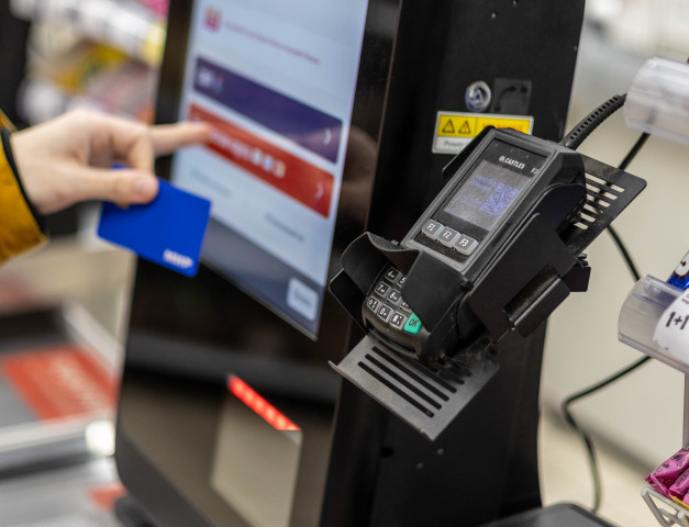 Жители ХМАО стали вдвое чаще рассчитываться в магазинах по QR-кодам
