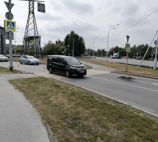 В ХМАО минивэн снес велосипедиста на пешеходном переходе