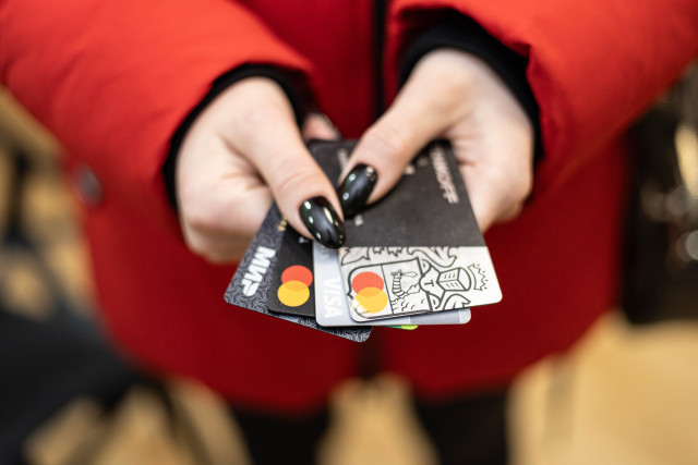 Жительница ХМАО спаслась от мошенников благодаря аресту счетов за неуплату ЖКУ