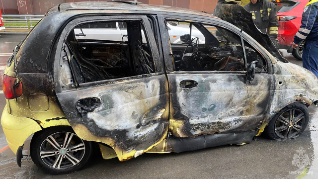 Огонь полностью уничтожил автомобиль в Ханты-Мансийске