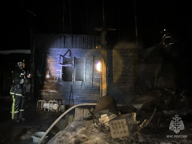 Четыре человека погибли при пожаре в частном доме в Ханты-Мансийске, возбуждено уголовное дело