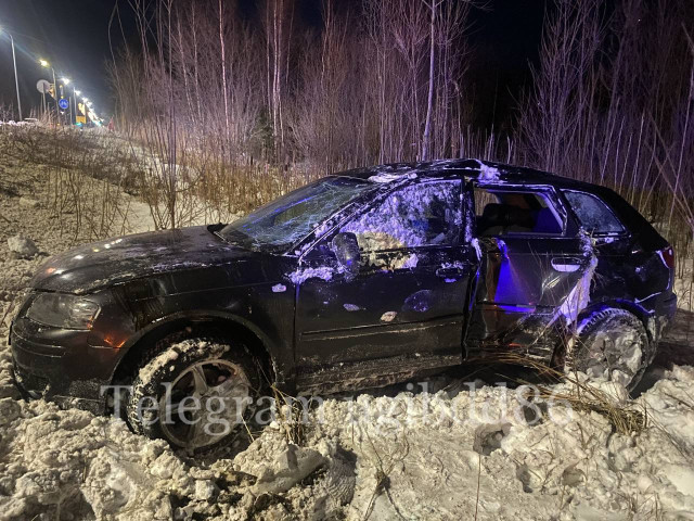 В столице ХМАО автомобиль вылетел в кювет: в больнице оказалась девушка