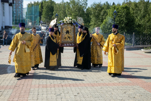 В столицу ХМАО прибыла Феодоровская икона Божией Матери В столицу ХМАО прибыла Феодоровская икона Божией Матери