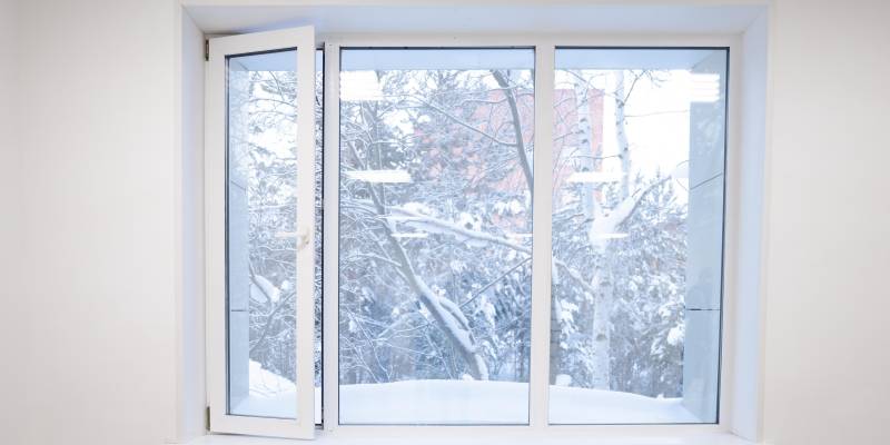 В Нягани пожарным пришлось через окно многоэтажки спасать ребенка, запертого в квартире