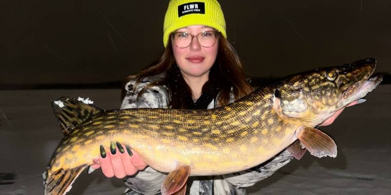 За спиной &ndash; десятки неудач: щуку-гиганта выловила рыбачка из ХМАО