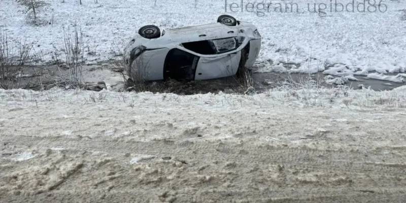 В ХМАО водитель не справился с управлением и отправил машину в кювет