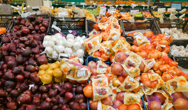 В ХМАО подешевели продукты и услуги, но из-за отпускников дорожает бензин В ХМАО подешевели продукты и услуги, но из-за отпускников дорожает бензин