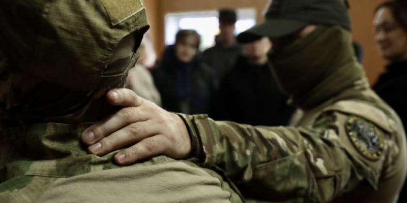 В ХМАО продлили действие рекордных выплат для военных при заключении контракта