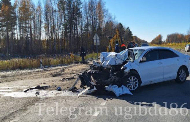 Ребенок и двое взрослых пострадали в аварии с экскаватором в ХМАО