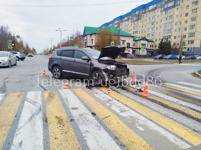 В городе ХМАО на перекрестке столкнулись две иномарки, пострадали люди В городе ХМАО на перекрестке столкнулись две иномарки, пострадали люди