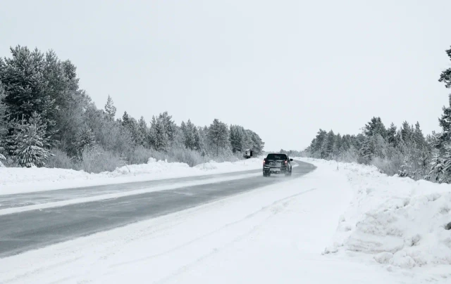 На всех автозимниках в ХМАО ввели ограничения из-за потепления