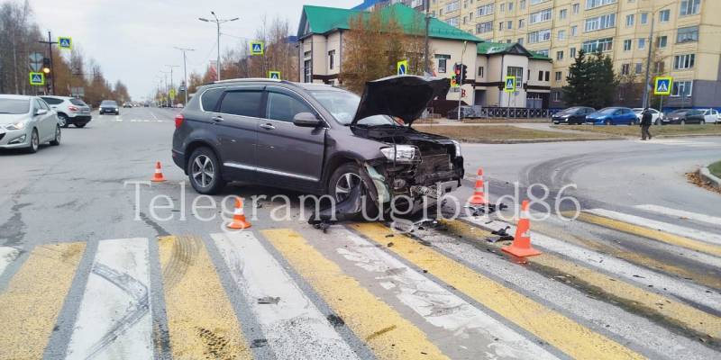 В городе ХМАО на перекрестке столкнулись две иномарки, пострадали люди