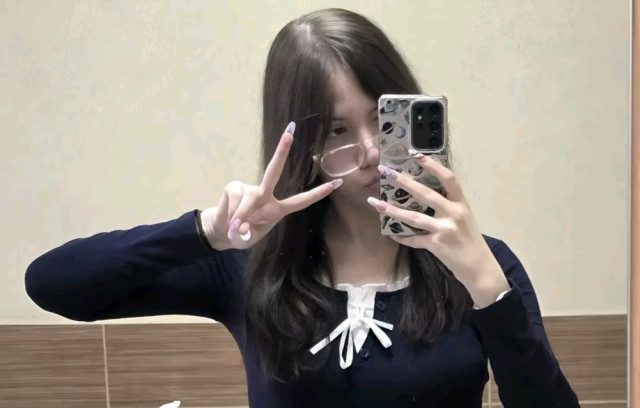 ​Уроки из TikTok: выпускница из Сургута Рина помогает школьникам со всей России готовиться к ЕГЭ