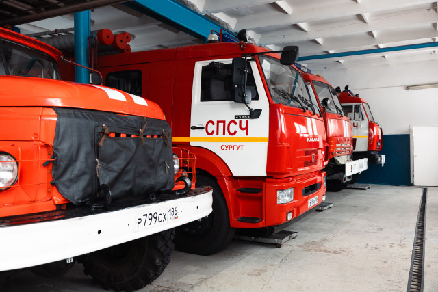 В центре Сургута посреди ночи вспыхнул пожар в торговом центре В центре Сургута посреди ночи вспыхнул пожар в торговом центре