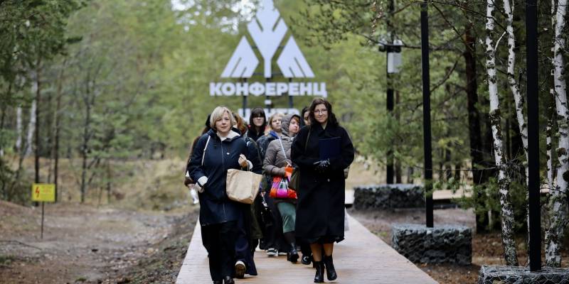 Новый конференц-центр на Барсовой Горе объединил международную науку, нефтяные инвестиции и ИИ