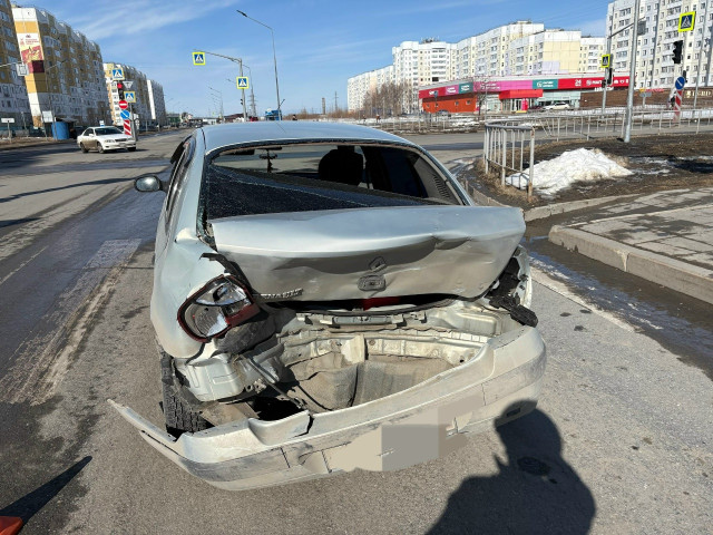 Попал в ДТП, стоя на светофоре: два человека пострадали в аварии в центре Нижневартовска