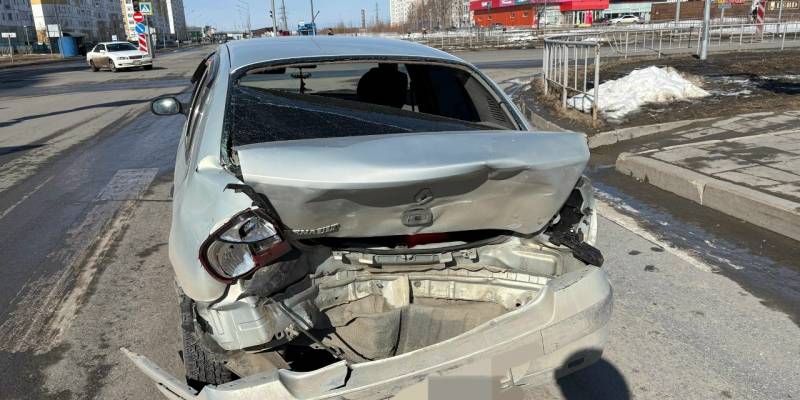 Попал в ДТП, стоя на светофоре: два человека пострадали в аварии в центре Нижневартовска