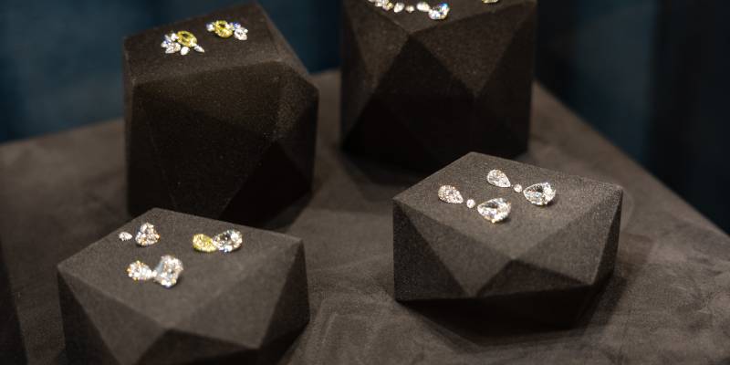 Богатая любовь: житель Сургута купил сердце из бриллианта за 1,5 млн рублей для своей девушки