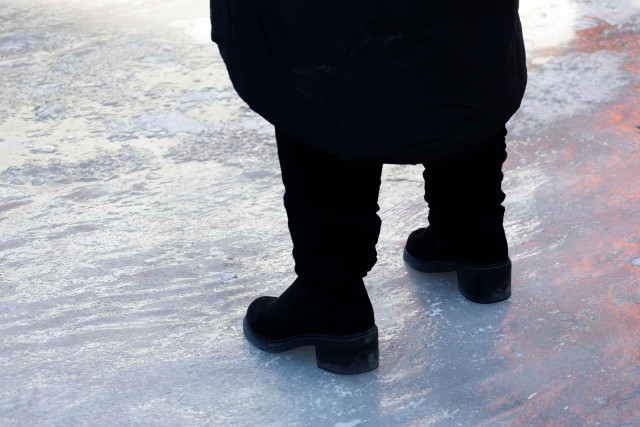 Как удержаться на ногах в гололед: советы экспертов и жителей ХМАО