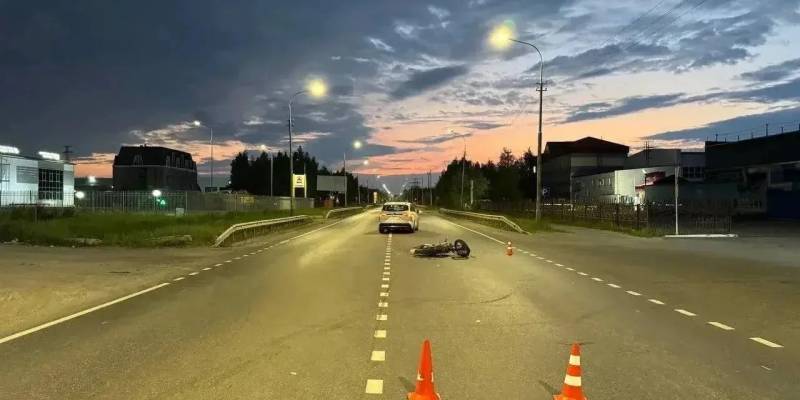 В ХМАО мотоциклист на полном ходу врезался в машину, байкер в больнице