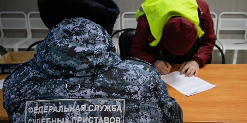 В Тюмени судебные приставы устроили облаву на цыганский поселок