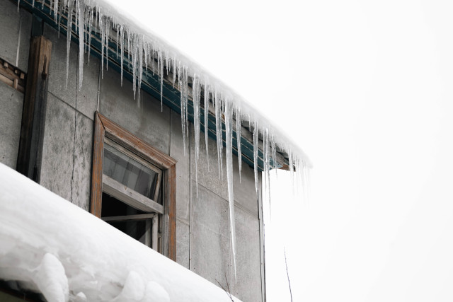 Каждая крыша под контролем: в Сургутском районе начали проверки после схода снега в Лянторе