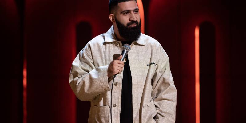 Вазу, американо «с горкой» и диван «подарил» аэропорт Нижневартовска комику с ТНТ Гураму Амаряну