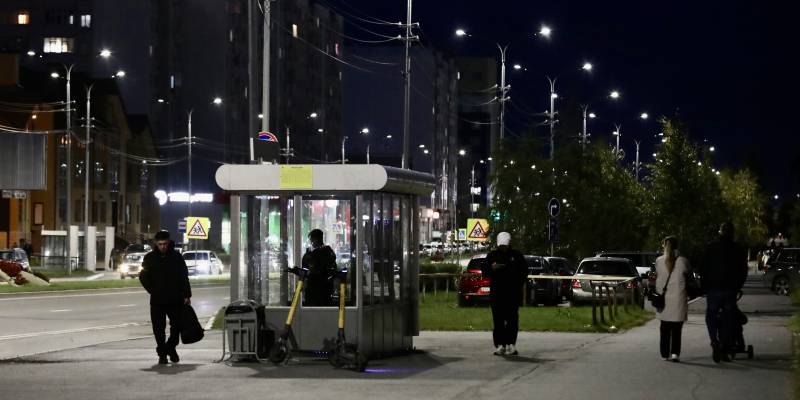 Протест или вандализм? Уличный художник из ХМАО разрисовал автобусную остановку