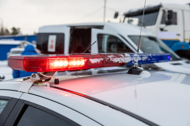 Машина вылетела на тротуар в Сургуте после жесткого столкновения с другим авто